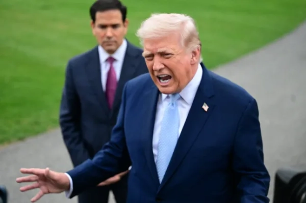 Обов'язкове посилання: Фото Кайла Мацци/NurPhoto/Shutterstock (16784256i) Президент США Дональд Дж. Трамп розмовляє з журналістами про Ормузьку протоку, Іран, смерть Чака Норріса та інші новини дня у супроводі державного секретаря США Марко Рубіо перед від'їздом на південній галявині Білого дому у Вашингтоні, округ Колумбія, 20 березня 2026 року. Президент Дональд Трамп і Марко Рубіо розмовляють з журналістами в Білому домі, Вашингтон, округ Колумбія, США - 20 березня 2026 року 15666949