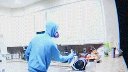 Пара, яка задається питанням, чому їхнє здоров'я погіршується, встановлює відеоспостереження та ловить сусіда по кімнаті, який отруює їхню їжу спреєм від комах