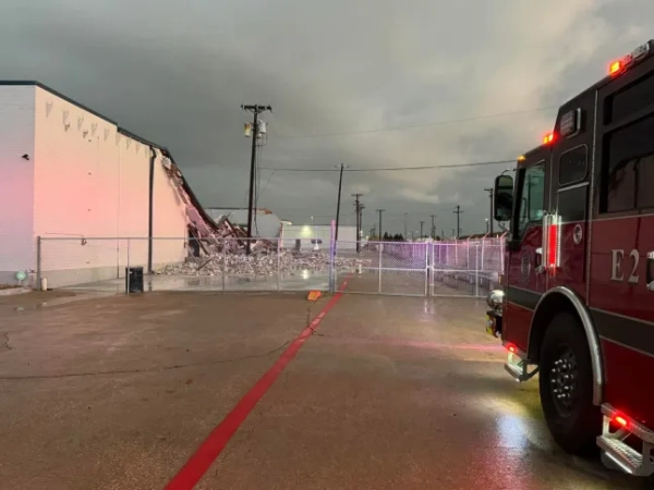 Торнадо готуються до обвалу в США. У Гарленді інтенсивні дощі вважають причиною обвалу конструкції комерційної будівлі в кварталі 2900 на Кінгслі-роуд. Близько 17:00 у середу аварійні бригади відреагували на повідомлення про те, що накопичення води призвело до обвалу даху. Сімом робітникам, які перебували всередині будівлі, вдалося безпечно евакуюватися, і влада підтвердила, що ніхто не постраждав. Фото: Пожежна служба Гарленда.