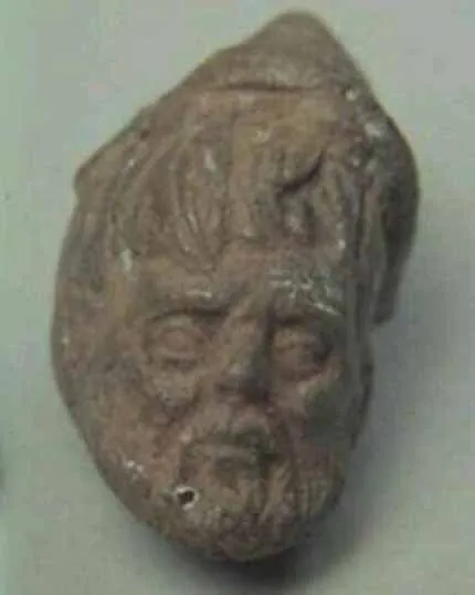 Голова Текашік-Калікстлауака. Відкриття римського артефакту в Америці викликало суперечки про те, хто насправді відкрив Новий Світ. Хоча Христофора Колумба вважають першим у 1492 році, археологи виявили в мексиканській гробниці невелику теракотову голову бородатого чоловіка, вирізьблену з характерними європейськими рисами обличчя.