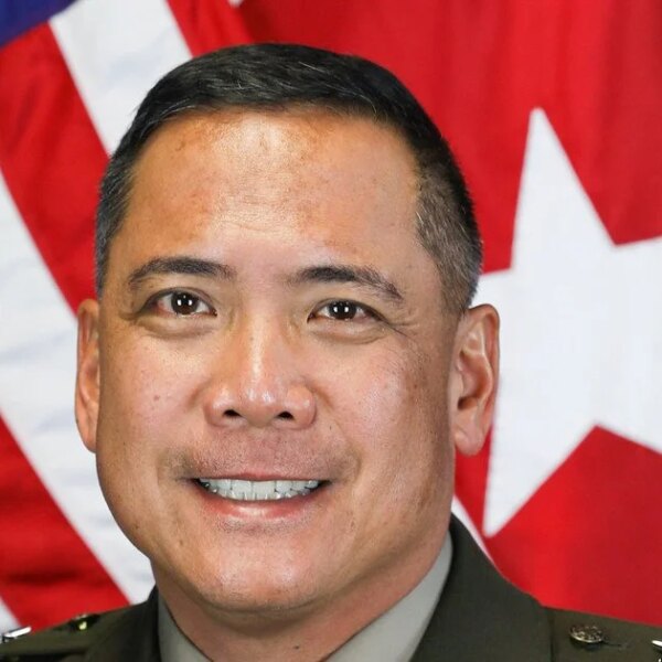 Американський генерал зазнав контузії в Києві та загубив таємні папери.