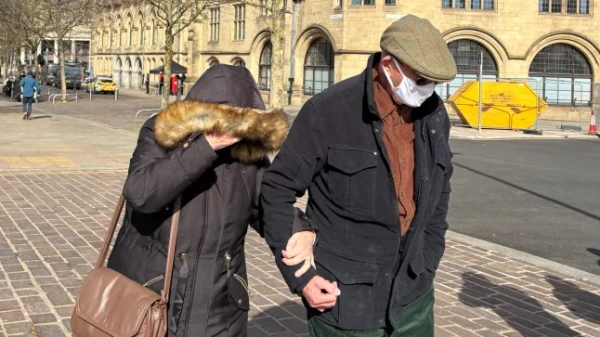 Фіона та Майкл Бейрстоу залишають магістратський суд Бредфорда після того, як визнали себе винними у расистських нападах на Еппл Мурхаус після того, як в інтернеті широко поширилося відео, на якому вони ображають медичну працівницю в Йоркширському парку. Пара звернулася до пані Мурхаус у парку Манор Хіт у Галіфаксі минулого серпня після того, як вона сказала їм, що вони повинні тримати свого собаку на повідку. Дата фото: середа, 11 березня 2026 року. Фото PA. Автор фото: Кеті Дікінсон/PA Wire