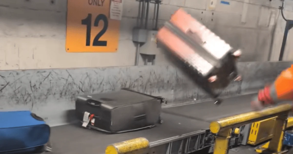 Працівники аеропорту недбало закидають валізи на багажну стрічку. Фото: Tiktok