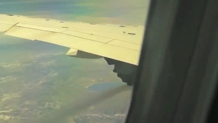 GIF-зображення, на якому видно полум'я, що виривається з двигуна літака, та пасажирів, які евакуюються через гірку в Лос-Анджелесі.