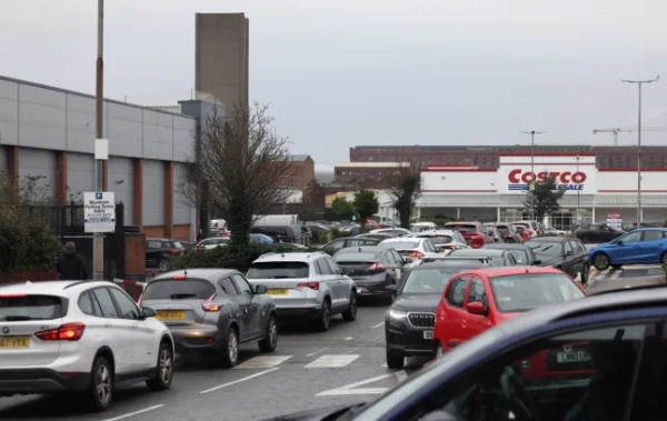 Черги за пальним у Costco в Ліверпулі сьогодні