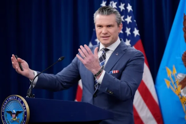 Міністр оборони Піт Хегсет виступає перед представниками ЗМІ під час брифінгу для преси в Пентагоні у Вашингтоні, четвер, 19 березня 2026 року. (Фото AP/Мануель Балсе Ченета)