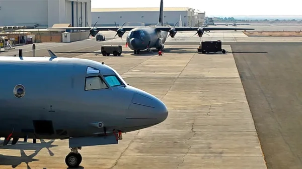 Літак Королівських ВПС на авіабазі Аль-Мінхад у 2011 році. Австралія утримує менший контингент на авіабазі ОАЕ з моменту завершення операцій в Афганістані. Минулого року Міністерство оборони заявило, що на базі одночасно перебувало близько 50 основних співробітників ADF та загалом від 70 до 80 австралійців. Власник DM Опубліковані зображення Властивості rgb, PNG, 312K (859K), 617w x 475v, 96 x 96 dpi Постачальник Провідний моряк Пол Беррі/Міністерство оборони Ім'я файлу image001.png