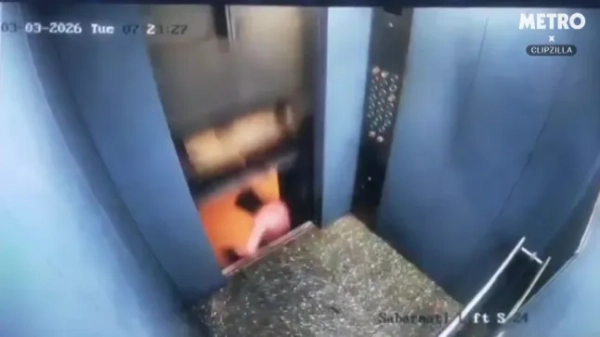 На відео видно, як чоловік ледве уникнув серйозних травм, коли ліфт раптово злетів угору, коли він вийшов з житлового будинку у Валсаді, Гуджарат, Індія, 3 березня 2026 року.