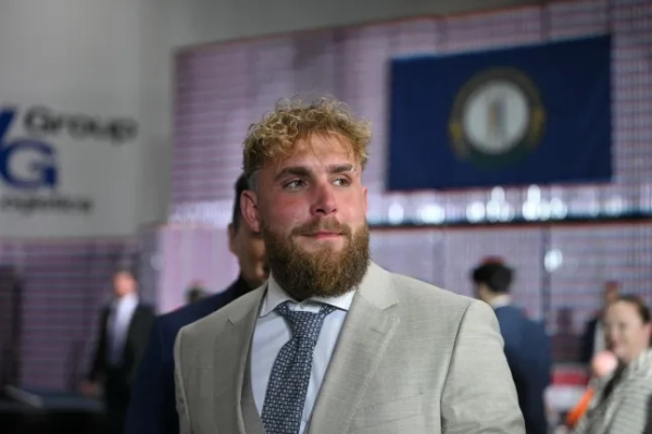 Американський боксер та інфлюенсер Джейк Пол чекає на виступ президента США Дональда Трампа у Verst Logistics у Хеброні, штат Кентуккі, 11 березня 2026 року. (Фото Джима ВОТСОН / AFP через Getty Images)