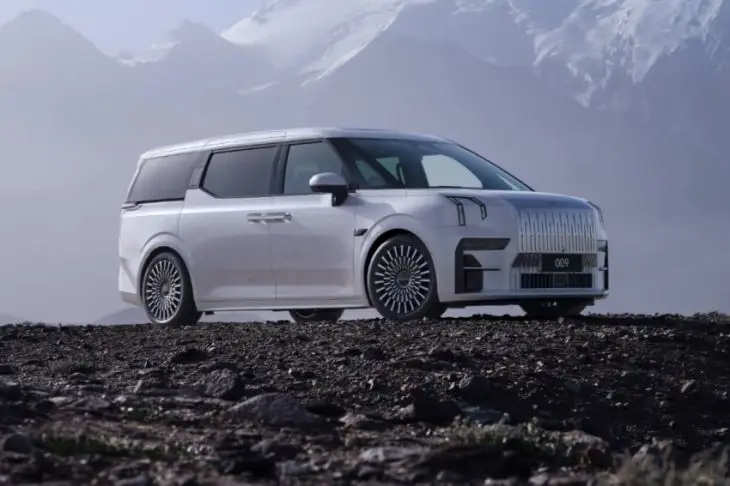 Електрика проти бензину: порівнюємо витрати на володіння Zeekr 009 2025 та Denza…