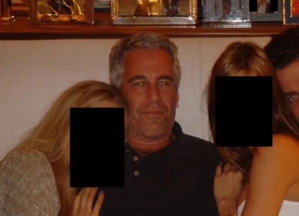 Файли Джеффрі Епштейна, опубліковані 30 січня 2026 року. Режисер фільму «Меланія» обіймає невідомих жінок разом з Епштейном. Режисер Бретт Ратнер з'явився на фотографіях, на яких він обіймає двох невідомих жінок разом із Джеффрі Епштейном на білому дивані. Ми не знаємо, де і коли були зроблені ці фотографії, а також хто їх зробив. Загалом на фотографіях зображено три жінки. Обличчя кожного з них заретушовано. На одній фотографії Ратнер обіймає обома руками одну з жінок, дивлячись прямо в камеру. На другій фотографії зображений покійний французький сексуальний хижак та модель-скаут Жан-Люк Брюнель. Він також сидить на дивані з третьою жінкою в червоному светрі. Нагадуємо, що зображення на цих документах не є ознакою будь-яких правопорушень. Ратнер повернувся в центр уваги цього року після режисерства документального фільму «Меланія» про дружину Дональда Трампа та першу леді США. Як повідомляло Sky News у 2017 році, Ратнера звинуватили у сексуальних домаганнях шість жінок, що він «рішуче заперечує». Як ми повідомляли у 2022 році, Брюнеля було затримано у 2020 році в рамках розслідування звинувачень у зґвалтуванні, сексуальному насильстві та сексуальних домаганнях. Перш ніж міг відбутися суд, його знайшли мертвим у його камері в'язниці Ла-Санте в Парижі.