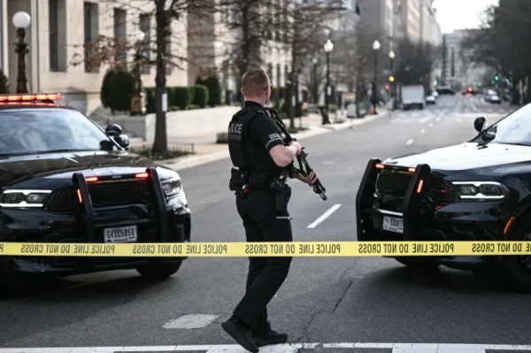 Співробітник Секретної служби США спостерігає за місцем події після того, як 11 березня 2026 року автомобіль врізався в барикаду безпеки біля Білого дому у Вашингтоні, округ Колумбія. За словами поліції, фургон рано в середу пробив барикаду безпеки біля Білого дому, що змусило перекрити район у центрі Вашингтона вранці в годину пік. Водія було взято під варту, і повідомлень про постраждалих після інциденту, що стався перед світанком на площі Лафайєт, трохи північніше Білого дому. (Фото Брендана СМІАЛОВСЬКОГО / AFP via Getty Images)