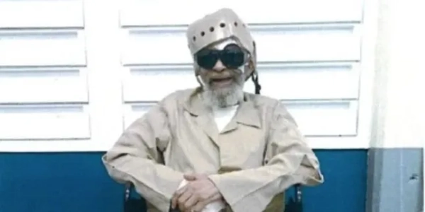 Губернатор Кей Айві оголосила у четвер, що призначено дату страти Чарльза Лі «Сонні» Бертона, якого було засуджено за участь у пограбуванні автомагазину 1991 року, що призвело до загибелі покупця Дага Баттла. Губернатор Айві заявила, що 30-годинний термін розпочнеться о 00:00 у четвер, 12 березня, і закінчиться о 06:00 13 березня. Бертона засудили до смертної кари у 1992 році, хоча під час інциденту Баттла застрелив інший чоловік, Деррік ДеБрюс.