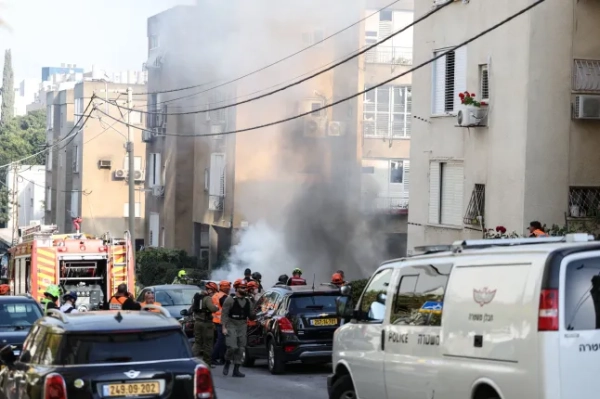 ВИПРАВЛЕННЯ / Ізраїльські сили безпеки та працівники служб екстреної допомоги зібралися на місці ураження снарядом у Рамат-Гані поблизу Тель-Авіва 3 березня 2026 року. Близький Схід охопила війна, розпочата авіаударом США та Ізраїлю по Ірану 28 лютого, в результаті якого загинули верховний лідер Ісламської республіки та інші посадовці. (Фото Іллі ЄФИМОВИЧА / AFP через Getty Images) / «Помилкове згадування(и), що з’являється(ються) в метаданих цього фото Іллі ЄФИМОВИЧА, було змінено в системах AFP таким чином: [у Рамат-Гані поблизу Тель-Авіва] замість [у Тель-Авіві]. Будь ласка, негайно видаліть помилкове(і) згадування(и) з усіх ваших онлайн-сервісів та видаліть його(їх) зі своїх серверів. Якщо AFP уповноважила вас розповсюджувати його(їх) третім особам, будь ласка, переконайтеся, що вони виконують ті ж самі дії. Несвоєчасне виконання цих інструкцій тягне за собою відповідальність з вашого боку за будь-яке подальше використання або використання після повідомлення. Тому ми щиро дякуємо вам за вашу увагу та оперативні дії. Вибачте за незручності, які може спричинити це повідомлення, і залишаємося у вашому розпорядженні для отримання будь-якої додаткової інформації, яка вам може знадобитися».