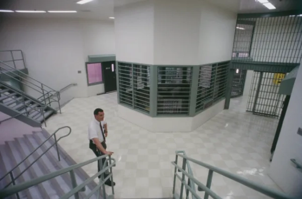 В'язниця Supermax (адміністративний максимум) у Флоренції, штат Колорадо, — це сучасна ізоляторна в'язниця для рецидивістів та високопосадовців. (Фото Robert Daemmrich Photography Inc/Sygma via Getty Images)