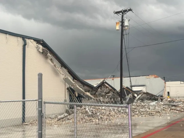 Торнадо готуються до обвалу в США. У Гарленді інтенсивні дощі вважають причиною обвалу конструкції комерційної будівлі в кварталі 2900 на Кінгслі-роуд. Близько 17:00 у середу аварійні бригади відреагували на повідомлення про те, що накопичення води призвело до обвалу даху. Сімом робітникам, які перебували всередині будівлі, вдалося безпечно евакуюватися, і влада підтвердила, що ніхто не постраждав. Фото: Пожежна служба Гарленда.