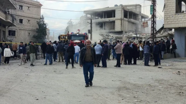 Ліванські сили цивільної оборони та мешканці зібралися на місці ізраїльського авіаудару по селу Хуш-ель-Рафка в долині Бекаа 2 березня 2026 року. Ізраїль бомбардував Ліван 2 березня, розширивши конфлікт у регіоні після масованої ізраїльсько-американської атаки на Іран, яку президент Дональд Трамп розпочав з метою повалення правлячого духовенства Тегерана (Фото Джузеппе КАКАЧЕ / AFP via Getty Images)