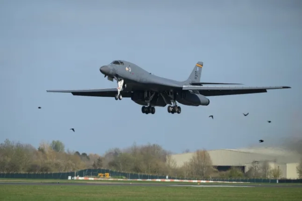 ФЕРФОРД, АНГЛІЯ – 17 БЕРЕЗНЯ: Важкий бомбардувальник Rockwell B1 Lancer злітає з авіабази RAF Fairford 17 березня 2026 року у Ферфорді, Англія. Після того, як прем'єр-міністр Великої Британії Кір Стармер відмовився від своєї початкової відмови дозволити США використовувати британські бази для здійснення оборонних ударів по іранських ракетних об'єктах, на авіабазі RAF Fairford у Глостерширі було помічено різноманітні американські військові літаки, включаючи бомбардувальники B52 та B-1. (Фото Леона Ніла/Getty Images)