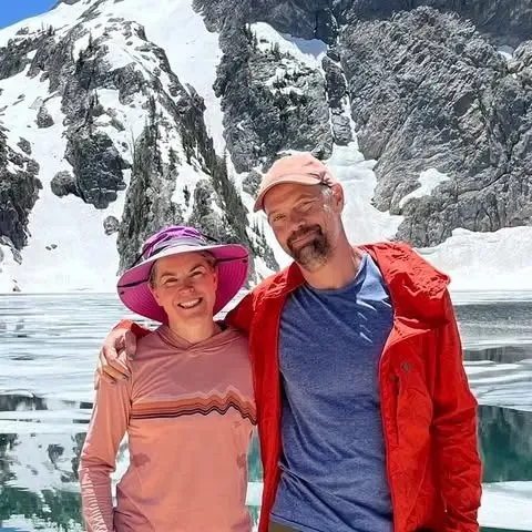 Ліз Клабо 15575995 Дві сестри названі жертвами лавини на озері Тахо, яка поховала вісім матерів живцем