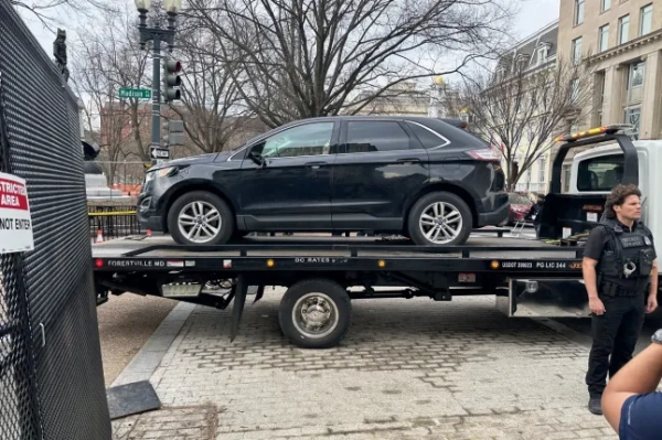 Транспортний засіб евакуюють після того, як він врізався в захисну огорожу біля Білого дому, середа, 11 березня 2026 року, у Вашингтоні. (Фото AP/Натан Еллгрен)