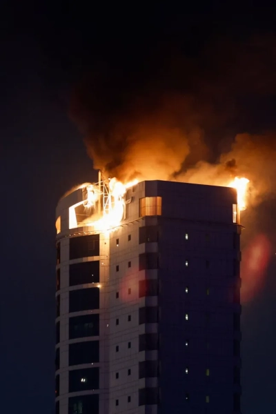Дим піднімається з палаючої будівлі, ураженої внаслідок удару іранського безпілотника, після того, як Ізраїль та США завдали ударів по Ірану, в окрузі Сіф, Манама, Бахрейн, 28 лютого 2026 року. REUTERS/Hamad I Mohammed