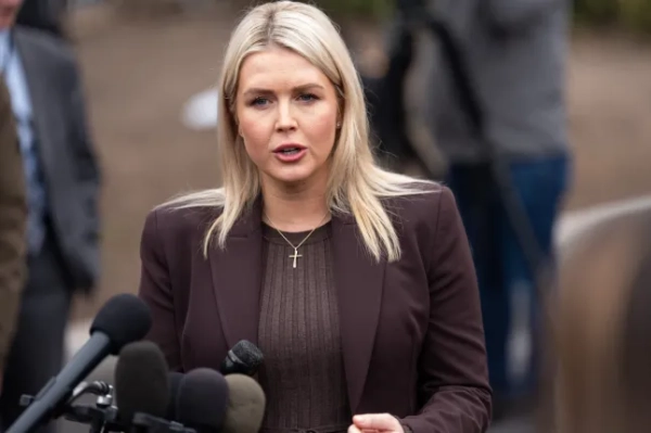 Обов'язкове джерело: Фото Аарона Шварца/UPI/Shutterstock (16733761h) Прес-секретар Білого дому Кароліна Лівітт спілкується з журналістами біля Білого дому у Вашингтоні, округ Колумбія, у п'ятницю, 6 березня 2026 року. Президент Дональд Трамп має намір прийняти керівників провідних підрядників Пентагону на тлі побоювань щодо виснаження запасів, оскільки війна проти Ірану наближається до тижневої позначки без чіткого кінця. Фото: Аарон Шварц/UPI Кароліна Лівітт спілкується з журналістами біля Білого дому, Вашингтон, США - 06 березня 2026 року