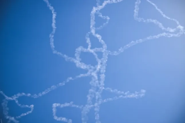 Парові сліди в небі після перехоплення Ізраїлем ракет, запущених з Ірану, на тлі конфлікту між США та Ізраїлем з Іраном, вид з Тель-Авіва, Ізраїль, 6 березня 2026 року. REUTERS/Dylan Martinez