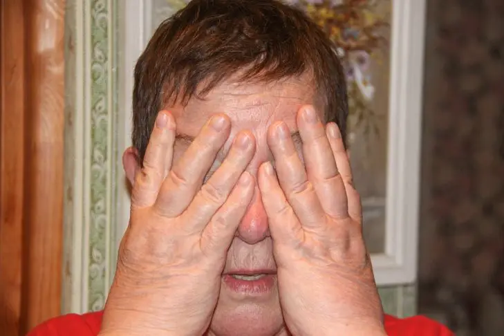 Чому не можна чхнути з відкритими очима: міф чи правда