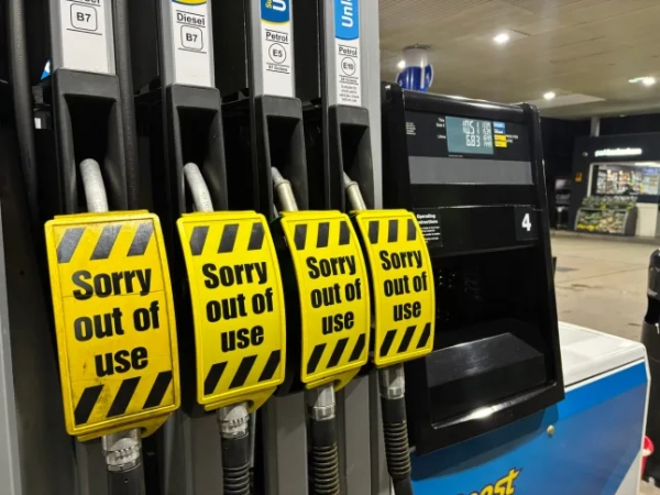 На заправках поблизу Кройдона закінчився неетильований бензин, а на деяких навіть закінчилися всі його види, включаючи дизельне пальне.