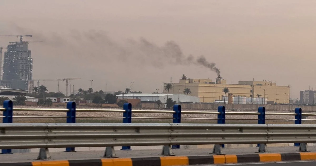 Дим піднімається з будівлі посольства США в Багдаді, Ірак, субота, 14 березня 2026 року.