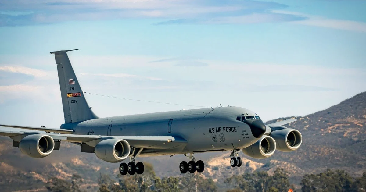 Американський військовий літак-заправник Boeing KC-135 Stratotanker.