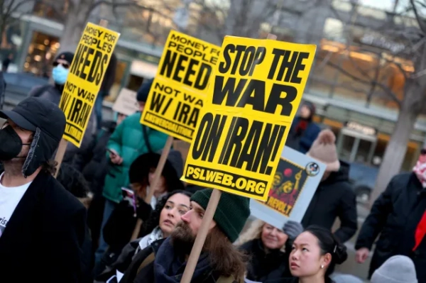 Обов'язкове джерело: Фото Геріна Чарльза/ABACA/Shutterstock (16721327f) Протестувальники в Нью-Йорку демонструють проти військових ударів США та Ізраїлю по Ірану та закликають адміністрацію Трампа припинити удари по Ірану в Нью-Йорку 2 березня 2026 року. Протест - Зупиніть війну проти Ірану - Нью-Йорк, Нью-Йорк, Сполучені Штати - 02 березня 2026 року