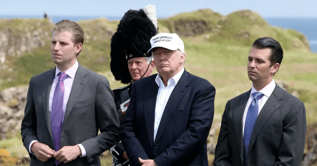 Ерік Трамп (ліворуч) та Дональд Трамп-молодший (праворуч) стоять поряд зі своїм батьком, колишнім президентом США Дональдом Трампом, під час публічного заходу.