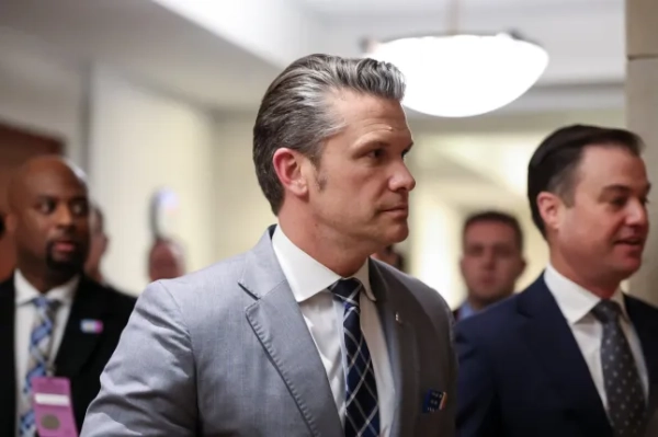 Міністр оборони США Піт Хегсет гуляє в день секретних брифінгів для Сенату та Палати представників США щодо ситуації в Ірані на Капітолійському пагорбі у Вашингтоні, округ Колумбія, США, 3 березня 2026 року. REUTERS/Kylie Cooper