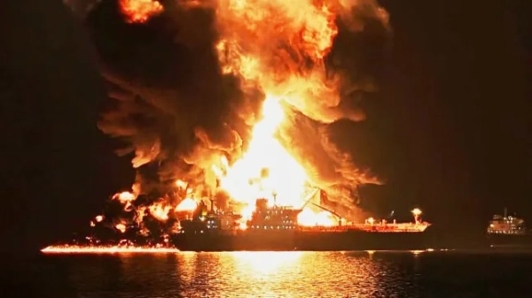 Нафтовий танкер горить після удару Ірану в зоні перевалки з судна на судно в порту Хор-ез-Зубайр поблизу Басри, Ірак, пізно в середу, 11 березня 2026 року. (Фото AP)