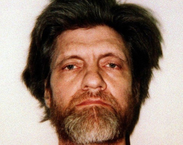 epa10683962 Фотографія з роздаткового матеріалу 1996 року, надана Федеральним бюро розслідувань (ФБР) 10 червня 2023 року, на якій зображено Теда Качинського, також відомого як «Унабомбер» (опублікована 10 червня 2023 року). За даними Федерального бюро в'язниць, Качинського було знайдено мертвим 10 червня 2023 року у віці 81 року у в'язниці, де він відбував довічне ув'язнення. Качинський розсилав або встановлював бомби протягом сімнадцяти років, убивши трьох та поранивши понад 20 людей, перш ніж його спіймали в 1996 році. РОЗДАТКОВИЙ МАТЕРІАЛ EPA/ФБР ТІЛЬКИ ДЛЯ РЕДАКЦІЙНОГО ВИКОРИСТАННЯ/НЕ ПРОДАЄТЬСЯ