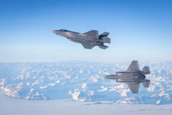 ГРЕНЛЕНДІЯ – 30 СІЧНЯ: (ФОТО З АРХІВУ) (ПРИМІТКА РЕДАКТОРА: Це зображення з роздаткового матеріалу надано сторонньою організацією та може не відповідати редакційній політиці Getty Images.) Літак F-35 Повітряних сил Данії патрулює 30 січня 2026 року східне узбережжя Гренландії. Данія та інші країни НАТО посилили свою військову присутність у Гренландії, оскільки президент США Дональд Трамп повторив своє бажання отримати Гренландію, напівавтономну територію Данії. (Фото з роздаткового матеріалу Руне Дірхольма/Збройні сили Данії через Getty Images)