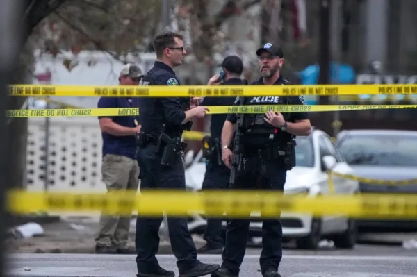 Поліція охороняє місце масової стрілянини в Остіні, неділя, 1 березня 2026 року. (Аарон Е. Мартінес/Austin American-Statesman через AP)