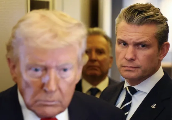 Президент США Дональд Трамп разом із міністром оборони Пітом Хегсетом спілкується з журналістами на борту літака Air Force One під час рейсу з Довера, штат Делавер, до Маямі, штат Флорида, США, 7 березня 2026 року. REUTERS/Kevin Lamarque TPX IMAGES OF THE DAY