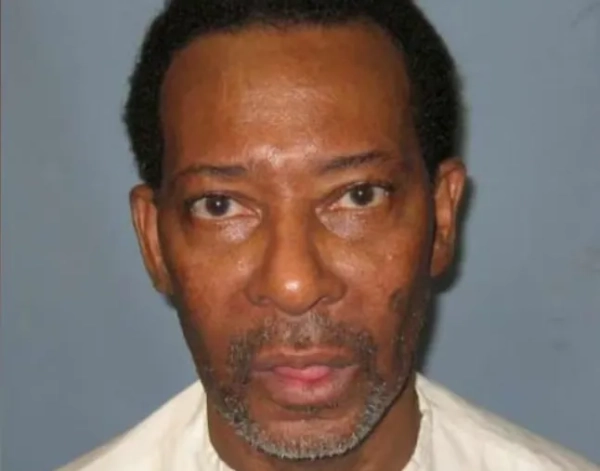 Губернатор Кей Айві оголосила у четвер, що призначено дату страти Чарльза Лі «Сонні» Бертона, якого було засуджено за участь у пограбуванні автомагазину 1991 року, що призвело до загибелі покупця Дага Баттла. Губернатор Айві заявила, що 30-годинний термін розпочнеться о 00:00 у четвер, 12 березня, і закінчиться о 06:00 13 березня. Бертона засудили до смертної кари у 1992 році, хоча під час інциденту Баттла застрелив інший чоловік, Деррік ДеБрюс.