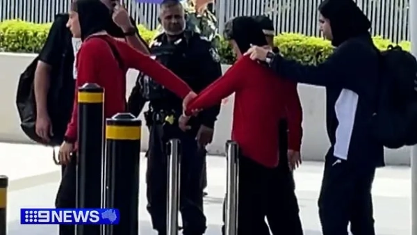 Протестувальники намагаються перешкодити поверненню іранських футболісток додому