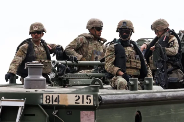 Американські солдати з 2-ї піхотної дивізії батальйону «Страйкер» беруть участь у навчаннях з форсування річки разом з південнокорейською армією в рамках програми «Щит свободи» в Йончхоні, провінція Кьонгі, Південна Корея, в суботу, 14 березня 2026 року. Північна Корея випустила близько 10 балістичних ракет у суботу, повідомило інформаційне агентство Yonhap з посиланням на Об'єднаний комітет начальників штабів Південної Кореї, через кілька днів після того, як лідер Кім Чен Ин керував другим цього тижня випробуванням крилатих ракет з найновішого військового корабля країни. Фотограф: SeongJoon Cho/Bloomberg via Getty Images.