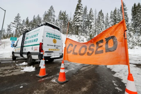Транспортний засіб з рятувальниками стоїть поруч зі знаком «Закрито» вздовж стежки, що веде до місця смертельної лавини в горах Сьєрра-Невада поблизу Сода-Спрінгс, Каліфорнія, США, 21 лютого 2026 року. REUTERS/Fred Greaves