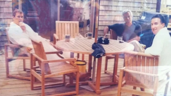 ITV News виявило фотографію, на якій Ендрю Маунтбеттен-Віндзор та лорд Пітер Мандельсон у халатах, а також засуджений педофіл Джеффрі Епштейн. Це перша відома фотографія трьох чоловіків разом. На фотографії, опублікованій у рамках справ Епштейна, троє сидять за дерев'яним столом на терасі та п'ють з кухлів із прапором США. Як стало відомо ITV News, вони зустрічаються на Мартас-Він'ярд. Час і дата фотографії не вказуються, але вона схожа на фотографію, включену до 