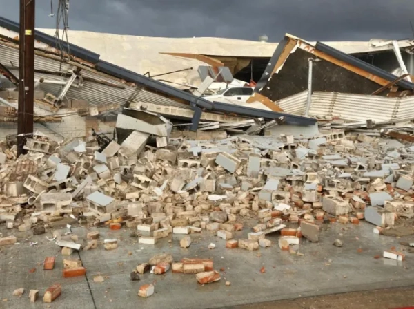 Торнадо готуються до обвалу в США. У Гарленді інтенсивні дощі вважають причиною обвалу конструкції комерційної будівлі в кварталі 2900 на Кінгслі-роуд. Близько 17:00 у середу аварійні бригади відреагували на повідомлення про те, що накопичення води призвело до обвалу даху. Сімом робітникам, які перебували всередині будівлі, вдалося безпечно евакуюватися, і влада підтвердила, що ніхто не постраждав. Фото: Пожежна служба Гарленда.