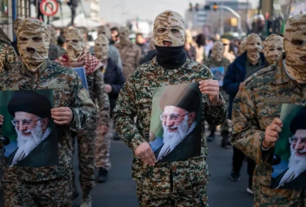 Військовослужбовці Корпусу вартових ісламської революції носять маски та несуть портрети Верховного лідера Ірану аятоли Алі Хаменеї під час участі у військовому мітингу в центрі Тегерана, Іран, 10 січня 2025 року. Речник КВІР заявив у понеділок, 6 січня, що у військовому мітингу під назвою «Рахіан-е-Кудс» (Пасажири Аль-Акси) беруть участь 110 000 членів КВІР. (Фото Мортези Нікубазла/NurPhoto via Getty Images)