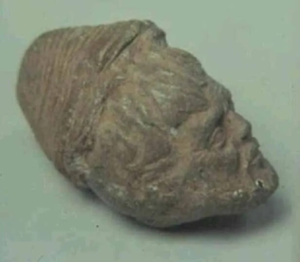 Голова Текашік-Калікстлауака. Відкриття римського артефакту в Америці викликало суперечки про те, хто насправді відкрив Новий Світ. Хоча Христофора Колумба вважають першим у 1492 році, археологи виявили в мексиканській гробниці невелику теракотову голову бородатого чоловіка, вирізьблену з характерними європейськими рисами обличчя.