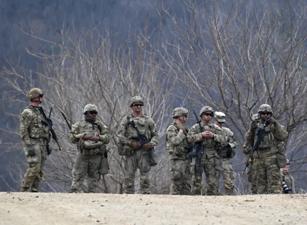 Американські солдати беруть участь у спільному маневровому навчанні з перетином мокрого проміжку під час військових навчань Південної Кореї та США «Щит свободи 2026» у Йончхоні 14 березня 2026 року. (Фото Чун Йон-дже / AFP via Getty Images)