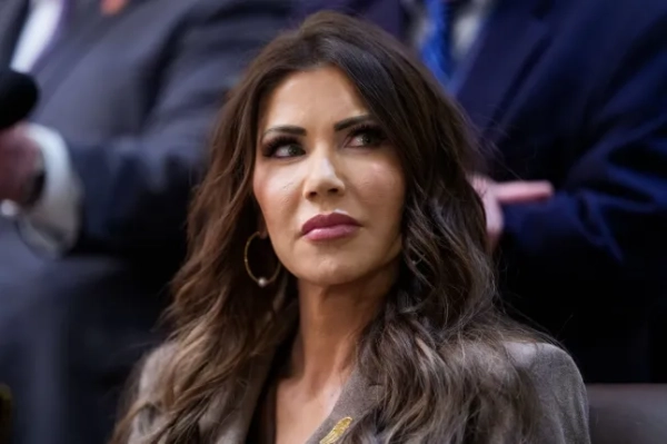 epa12690837 Міністр внутрішньої безпеки США (DHS) Крісті Ноем відвідує засідання Кабінету міністрів у залі засідань Кабінету міністрів Білого дому у Вашингтоні, округ Колумбія, США, 29 січня 2026 року. Це перше публічне засідання Кабінету міністрів Трампа з початку операцій ICE/CBP у Міннеаполісі, штат Міннесота. EPA/AARON SCHWARTZ / POOL