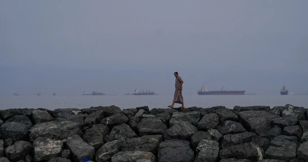 Черга з танкерів у Ормузькій протоці Черга з танкерів у Ормузькій протоці